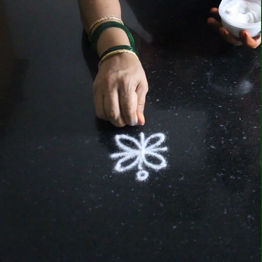564K views · 3.3K reactions | small kolam for daily use #kolam #rangolidesigns #simplerangoli #easyrangoli #kolam #mugguluwithdots Music Facebook Creator Studio Title: Vaishnava Janato (feat. Jaya Vidyasagar) Artist: Janapriyan Levine | Rangoli sans dots | Facebook