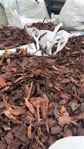 Bagging up fresh bark mulch at Ransley Turf 🌿 Perfect for borders, pathways & weed suppression. Quality mulch, bagged on site and ready to go. Collection or delivery available. #BarkMulch #GardenMulch #RansleyTurf #AshfordKent #GardenPrep