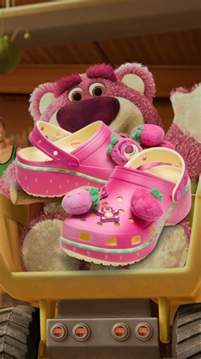 Crocs Paraguay on Instagram: "💖El rosa más tierno… hasta que no lo es. 🌐Crocs x Lotso Toy Story, ya disponible en www.crocs.com.py"