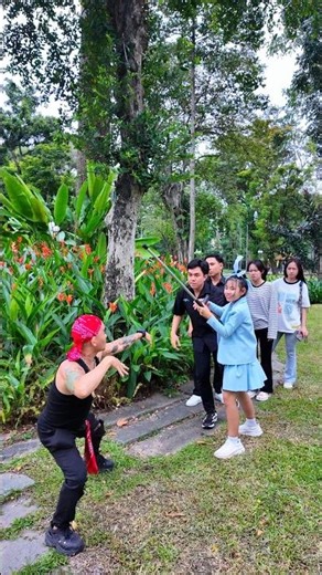 Helping someone in need of support 💛🌳 [TRUC AN TV] #trucantv #kindness #care #queue #community