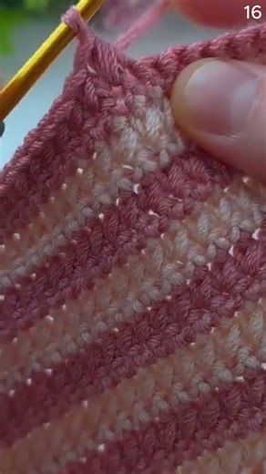 Teknik sederhana merajut kain merah maroon dengan alat rajut manual #shorts