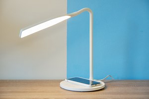 Recenze Orava WCH-003 LED: Parádní lampička s integrovanou bezdrátovou nabíječkou (nejen) na váš noční stolek