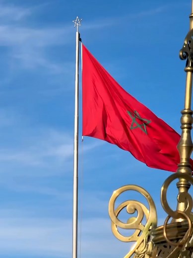 Un fond rouge, une étoile verte au centre le drapeau Marocain qui flotte avec le vent 🇲🇦❤️ __________________________ #drapeaumarocain #villemarocaine #🇲🇦 #maroco #moroccotiktok ‐------------------------------------------------ 【@INSTAMARRAKECH】