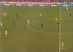 Accadde Oggi, 4 aprile 2004 Inter - Juventus 3-2 (6’ Martins, 25’ aut. K. Gonzalez, 45’ Vieri, 47’ Stankovic, 93’ Di Vaio), 28^ giornata di Serie A INTER: Fontana; Cordoba, Gamarra, Materazzi; J. Zanetti, Farinos (56’ Almeyda), C. Zanetti, Stankovic (69’ Karagounis), Kily Gonzalez (82’ Helveg); Martins, Vieri. All. Alberto Zaccheroni JUVENTUS: Buffon; Tudor, Montero, Legrottaglie; Birindelli, Camoranesi (72’ A. Conte), Tacchinardi, Appiah (46’ Maresca), Zambrotta; Miccoli (57’ Di Vaio), Trezegue