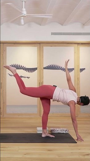 Equilibrio y fuerza: entrando a Parivrtta Ardha Chandrasana, la media luna con torsión #Yoga #Shorts