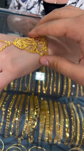 Elegant Arabic Jewelry Hand Chain | 22K Gold Design | Latest Arabic Gold Trends 2025