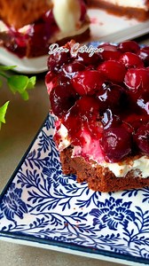 Prajitura cu cirese si crema de mascarpone! 🍒🍒🍒🍒 #prajitura #retete #danacatalyna ✅Pt blat: 5 oua 4 linguri mari de ERYTHRITOL (indulcitor) sau zahăr Un praf de sare Zeama de la o lamaie 50 ml ulei 4 linguri de cacao 250 ml lapte 200 gr faina 1 praf de copt ✅Pt crema: 600gr mascarpone 400 ml lapte condensat ✅1200 gr de compot cirese cu tot cu zeama 3 plicuri de gel Zeama de la o lămâie ✅Marime tava : 20x 30 cm ✅La cuptorul preîncălzit 170 grade timp 30 min, caldura de jos. | Dana Catalyna