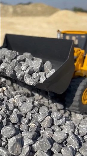 Massive RC Front End Loader Unboxing & Gravel Pushing Test | Earthmoving Toy