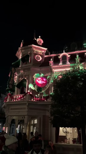 Les projections d’Halloween illuminent Main Street U.S.A #DisneyHalloween #DisneylandParis
