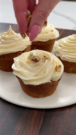 Hummingbird Cupcakes385These are one of those spring bakes I never get tired of. Soft, moist