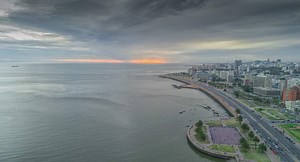 How to get from the Montevideo airport to the city