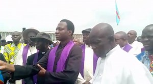 Extrait du message(en lingala) de Mgr Carlos Ndaka, vicaire général de l’archidiocèse de Kinshasa. Devant les chrétiens à l'esplanade du Palais du peuple, l’un des points de chute de la marche pacifique des chrétiens catholiques. Il dénonce notamment « l’abandon et l’hypocrisie de la communauté internationale face à la crise sécuritaire de la RDC, la tentative de Balkanisation du pays, le récent appui financier de l’UE au Rwanda qui soutient la rébellion du M23». | Radio Okapi
