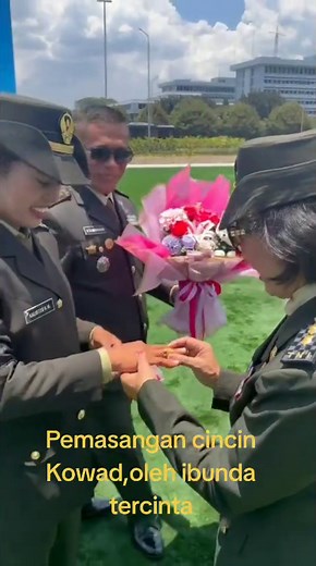 Pemasangan Cincin Kowad oleh Ibunda Tercinta