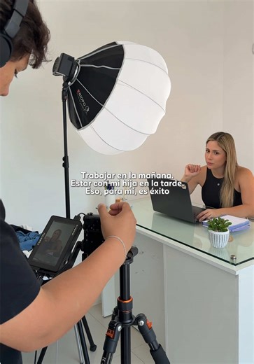 Agradecida por trabajar en lo que me apasiona y poder estar presente en la vida de mi hija💕 #agenciademarketing #creadoradecontenido #CEO #almaagency #maternidad