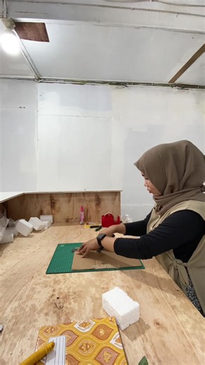 Awalnya aku sempat ragu buat membuka toko ini. Kayak, “bisa nggak ya aku?” Takut nggak laku, takut gagal, takut kecewa. Tapi ternyata… ragu itu cuma bagian dari proses. Dan hari ini, aku bersyukur karena aku berani mulai 🤍 #bouquet #bisnisgenz #tokobunga #singkawang