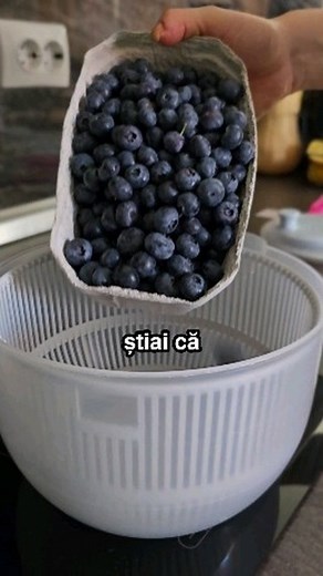 Alex Hada on Instagram: "Un studiu din Journal of Agricultural and Food Chemistry (2017, 65, 44, 9744–9752) a demonstrat ca spalatul merelor in apa cu bicarbonat este mai eficient in eliminare pesticidelor decat simpla clatire a fructelor si legumelor sub un jet de apa sau chiar si decat spalarea acestora in clor! Deci imersarea pentru 2 minute a fructelor si legumelor in apa cu bicarbonat inainte de spalare este printre cele mai bune metode pentru a le curata inainte de folosire."