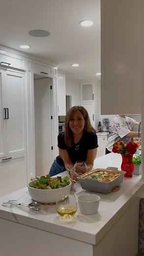 Back in the kitchen, this time, meatballs with my sous chef @alexbrookks 👩‍🍳✨ #cookwithme #familydinner #momanddaughter | Jovana Lara