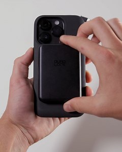 Never be caught with a dead phone battery again. 🔋📱Now Shipping!* Shop Now: quadlockcase.net/batterypack Charge up anytime, anywhere with ease. Thanks to its strong magnets and Quad Lock interface, your MAG Battery pack stays securely attached while you power up. It is also your go-to for charging multiple devices on the go! 🚀 Charge two devices at once, wirelessly charge your phone while using wired charge for other devices like AirPods, Apple Watch, or speakers. Plus, the Quad Lock MAG Batt