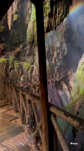 📍 Monasterio de Piedra, España Un lugar donde la naturaleza parece haber tejido su propia leyenda. Gigantescas paredes de roca abrazan aguas de un intenso color esmeralda, mientras cascadas ocultas se precipitan entre los acantilados creando destellos de luz y niebla. Cada sendero invita a adentrarse en un paisaje de ensueño, donde el murmullo del agua y la belleza salvaje del entorno transforman cada rincón en algo casi irreal. ✨ Dato curioso: tras la emblemática Cascada Cola de Caballo se esc