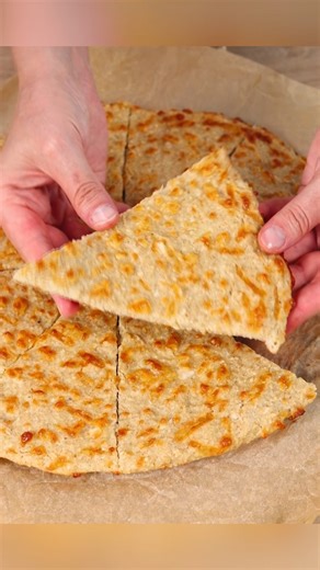 Wenn du 1 Tasse Haferflocken hast, probiere das aus! Besser als Pizza! 🍕✨ Dieses saubere, gesunde Rezept ist ein echter Hit. Schnell, lecker und perfekt für jeden Tag. 💛 👇 **Speichere das Rezept und mach mit!**👇 ✨ Zutaten: 1 Zwiebel 🧅 1 Tasse (120 g) Haferflocken 2 Eier 🥚 1 EL griechischer Joghurt 100 ml (1/2 Tasse) Wasser 1 TL Salz 🧂 Thymian (nach Geschmack) 2/3 Tasse (100 g) Mozzarella 🧀 ✨ Zubereitung: 1️⃣ Zwiebel fein hacken. 2️⃣ Haferflocken, Eier, Joghurt, Wasser, Salz und Thymian i