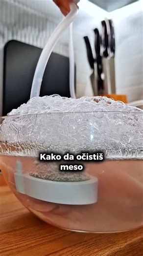 Medical NS Group | Ozon-Anion Generator on Instagram: "✨Proces detoksikacije mesa pomoću Ozon-Anion Generatora sastoji se iz nekoliko koraka: 1) Prvo, meso se stavlja u odgovarajuću staklenu činiju sa običnom vodom u kojoj će se obavljati ozoniranje. 2) Zatim se generiše dovod ozona i preusmerava u staklenu činiju, putem creva i kamena za aeraciju, gde dolazi u kontakt sa vodom i mesom. 3) Kada ozon dođe u dodir sa antibioticima u mesu, dolazi do oksidacionih reakcija. Ozon reaguje sa hemijskim 