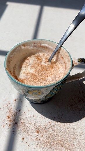 Cinnamon Milk - A cozy migraine relief drink that’s easy to make, a great caffeine free coffee substitute or the perfect evening drink to unwind before bed. Recipe link in comments 🤎 Cinnamon is definitely less popular in the migraine world compared to ginger, but has had some small, yet successful studies that highlighted the anti-inflammatory and neuroprotective benefits. While it may not provide total relief, it could be helpful for more restful sleep and relaxation before bed. I personally 