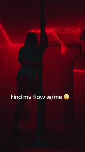 There are times we are sad, confused , happy and overwhelmed with everything that’s going on in our personal lives . Sometimes, we can’t even express the emotions we are feeling and how much pain we’re enduring. My pole has been my therapists , and this is where I release all of that tension. I had a very emotional day today, so I figured I’d take some time to talk to my pole and try to find my flow . Let’s make the next day a better day 💕💕🫶🏽 Song: unhinged- @Masego #masego #therapy #pole #f