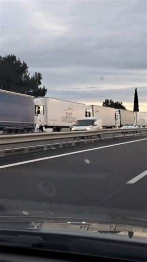 🚛 Une file interminable de camions stationnée sur l’autoroute A9 au niveau de Remoulins. À cause de la tempête Nils, des zones de stationnement obligatoires ont été mises en place pour les poids lourds. Ces dispositions visent à sécuriser le trafic dans un contexte de rafales pouvant dépasser 150 km/h 💨 | ObjectifGard
