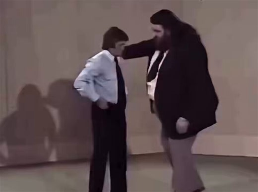In 1980, British TV personality Jackie Fullerton questioned if wrestling was real while standing next to 600 pound legend Giant Haystacks.Seconds later He got picked up and slammed live on TVTHAT BUMP WAS DISGUSTING 😭