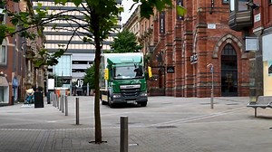“The LF Electric appears to be the ideal fit for our multi-drop inter-urban operation out of Leeds. It’s intensive too; 15 drops covering over 100 miles every day, six days a week." DAF LF Electric hits the road for Reynolds Catering Supplies, saving up to 70 tonnes of CO2 annually! 🍃 Read more: https://www.daf.co.uk/en-gb/news-and-media/news-articles/gb/2023/daf-lf-electric-hits-the-road-for-reynolds-catering #DAF #DAFLF #EV #DAFTruck #ZeroEmissions #Sustainability #City #Catering | DAF Trucks