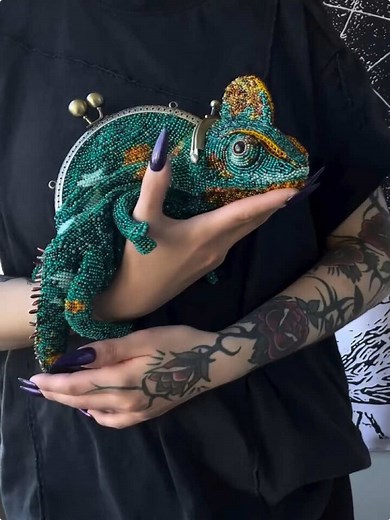 Bead Embroidery Magic: Chameleon-Inspired Bag 🦎✨ #BeadEmbroidery#ChameleonBag#BeadedArt#HandmadeBag#EmbroideryDesign#DIYFashion#FiberArt#JewelryBag#AnimalInspired#SlowMadeStyle#StatementBag#CraftTok#ColorShift#artaccessory