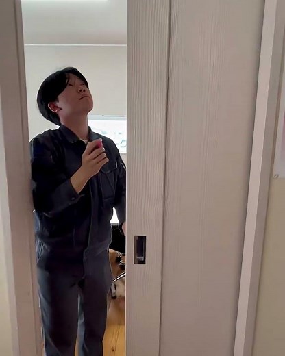 ウッドワンの上吊り建具の調整の方法です。