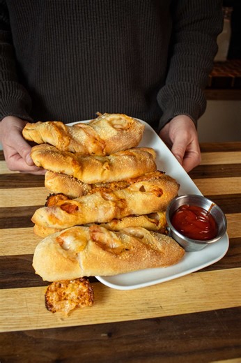 Flauti di pizza 🍕 Facili veloci da fare e super filanti, la ricetta per rifare a casa tua questi flauti di pizza sarà la tua nuova droga, provare per credere. Questa è una di quelle ricette che una volta provare non puoi più farne a meno: una piacevolissima scoperta devo dire 🥹 Impasto per 8 flauti - 500gr farina forza media - 340ml acqua - 4gr lievito di birra fresco - 10gr sale - 2gr miele - 15ml olio EVO Sbriciolo il lievito nella farina poi aggiungo l’acqua e l’olio. Inizio ad impastare e