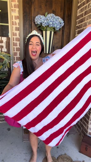 This towel bag that unzips and turns into a towel is one of those genius finds you don’t realize you need until you have it. It looks like a cute, functional beach bag, pool bag, or travel tote, but unzip it and it completely unfolds into a full-size towel — no extra towel to pack, no bulky beach bag stuffed to the brim. Perfect for beach days, pool days, lake trips, water parks, swim lessons, cruises, summer vacations, kids’ sports, or tossing in the car for spontaneous plans. It’s lightweight,