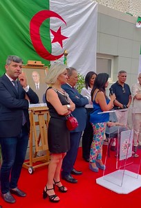 🇩🇿 5 juillet 1962 🇩🇿 Pour le 60e anniversaire de l’indépendance de l’Algerie, regardons ce que l’histoire nous a légués: D’abord, l’indispensable et le fondamental droit des peuples à disposer d’eux mêmes. Ensuite, une magnifique double culture qui fait la richesse de la France et de l’Algerie. Face aux blessures d’hier, créons les conditions d’un bel avenir partagé que nos peuples sont en capacité d’imaginer ensemble demain. C’est ce que je suis venue dire aujourd’hui au Consulat d’Algerie 