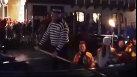 Ολυμπιακή φλόγα στη Βενετία: Εντυπωσιακή άφιξη με γόνδολα στο Μεγάλο Κανάλι (Βίντεο)