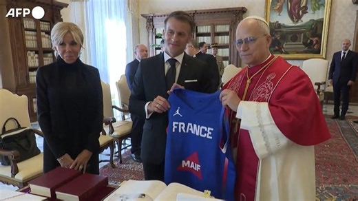 Video: Macron in Vaticano, colloquio e scambio di doni con papa Leone