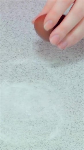 Just dropping by with the cutest of Christmas cake decorating inspo! 😍 Using tools from our favourite brands, it's so quick and easy to create these eye catching treats this festive season! Use the FMM Splat cutter with some white sugarpaste for the classic shape, and the PME Holly Leaf plunger cutters with green for that festive flair. Add some berries made out of red sugarpaste and you've got yourself a mini Christmas pudding cupcake! 🥰 Shop Christmas - https://bit.ly/3QV54VP | Cake Craft Wo