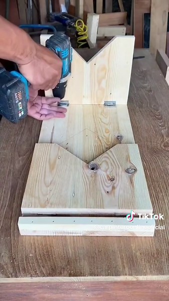 Unos cuantos listones, algunos tornillos y un mecanismo sencillo pueden convertirse en un mueble práctico y fácil de guardar. 🪵 ¿Lo harías en casa? 👇 #carpinteria #woodworking #diy #mueblesdemadera #carpinteriafacil