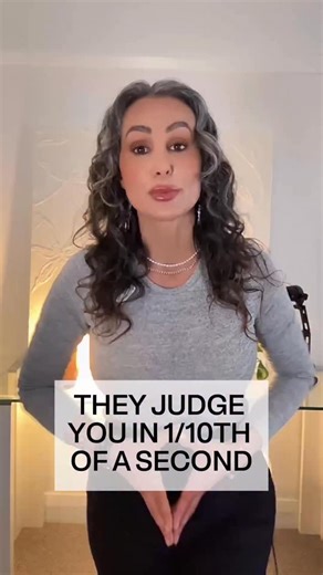 People form an impression of you in just one tenth of a second, 100 milliseconds, before you’ve even had a chance to speak. And that first impression isn’t random. It’s your body language and energy doing the talking for you. This snap judgment comes from a survival function of the brain. Research from Princeton University shows we rapidly assess traits like trustworthiness, competence, and warmth almost instantly. That judgment is made by the amygdala, the brain’s threat detector, long before t