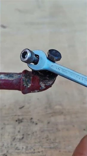 trick to remove pipe threads using bolts #shortvideo