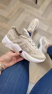 Oeeeeh maken wij jou binnen NU && 60 minuten blij met deze nieuwste sneakers van GUESS ?? 🔥🔥🔥 LIKE=HEEL GRAAG !! 👍🏼👍🏼 Shop de nieuwste sneakers van Guess nu snel via https://www.mtkfashion.nl/merken/guess/guess-schoenen/ 💕 Of in onze winkel Dorpsstraat 63 Renkum 🛍️ | MTK Fashion