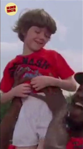 Ein kleiner Außerirdischer, der sehr gut im Basketball ist | Buddy haut den Lukas