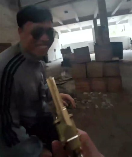 Bro：兄弟你別躲！這真人CS太嚇人 #真人CS，硬核，整活，惊吓，搞笑，整蛊