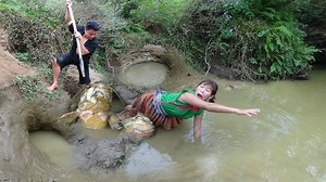 Vie primitive - Compétences de survie Construire un piège à poisson Attraper un gros poisson-chat - Cuisiner du poisson manger délicieux | Découvrir TV