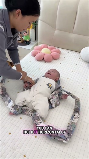 This baby carrier is so practical! You can hold it horizontally, vertically, or even carry