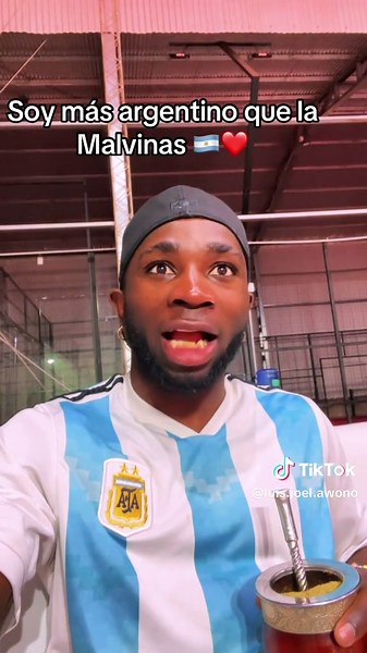 Soy más argentino que las Malvinas: africano hincha de Argentina