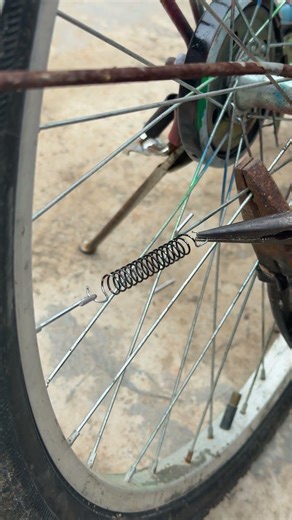 Reparo de Emergência: Consertar uma Roda de Bicicleta com uma Mola