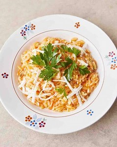 The sun is shining so we're feeling Mediterranean-inspired with our cooking today...this looks 🔥☀️ jamieol.com/GreekCypriotPastaRecipe | Jamie Oliver