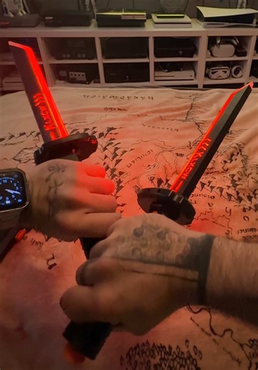 Great little things these! For the cosplayers out there looking for a simple little cyber punk addition to their costumes these look really effective! 😍 They also have a pack of flint for a sparking effect that it comes with too 🔥 #cyberpunk #lightsaber #cyberpunkcosplay #cosplay #cosplayprop